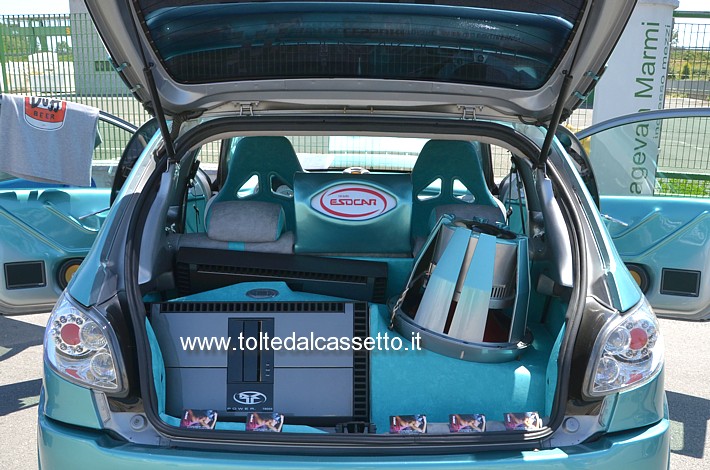 TUNING - Bagagliaio di Peugeot 206 con car audio da competizione allestito dalla ditta Esocar (Arcola -SP)