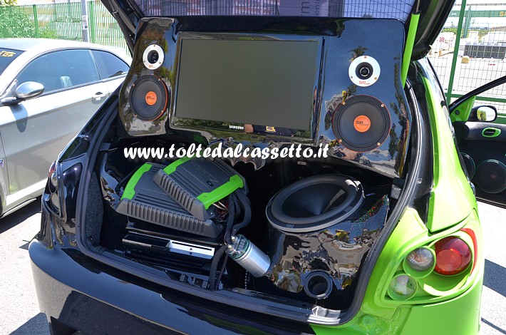 TUNING - Bagagliaio di PEUGEOT 206 con car audio HERTZ e altoparlanti SP Audio (SP-TW 28 Tweeter 200 Watt + SP10CM Midrange Ferrite 200 Watt). Il video  un Samsung