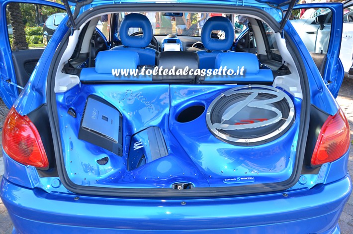 TUNING - Bagagliaio di Peugeot 206 con elettronica e subwoofer Alpine SWR Type-R 15