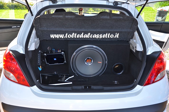 TUNING - Bagagliaio di Peugeot 207 con elettronica Audison e Alpine. Il subwoofer  un Hertz SPL Show