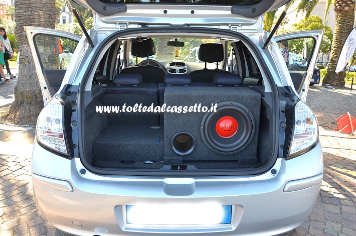 TUNING - Bagagliaio di Renault Clio con subwoofer GME Audio