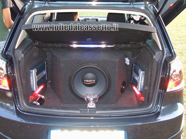 TUNING - Bagagliaio di Volkswagen Golf con diffusori acustici Hertz