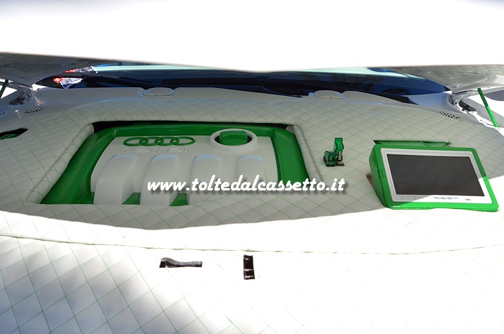 TUNING - Vano motore di AUDI A3 1.9 TDI foderato in pelle bianca trapuntata con presenza di terminale video