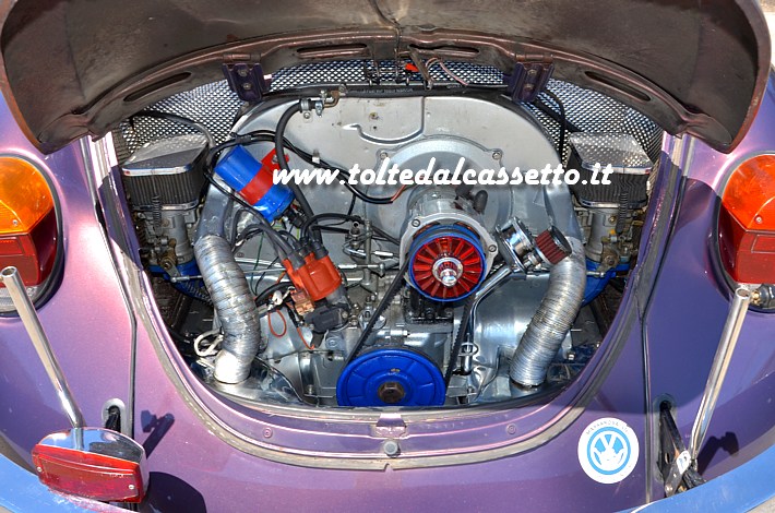 TUNING - Vano motore di Volkswagen Maggiolone con elementi cromati e in tinta rosso/blu
