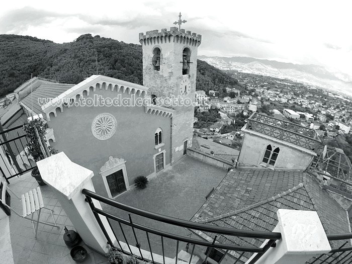 AMEGLIA - La Chiesa di San Vincenzo e il suo campanile a forma di torre merlata