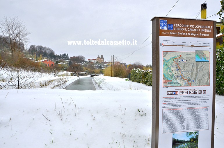 CANALE LUNENSE (Nevicata Marzo 2018) - Segnaletica turistica e scorcio su S.Stefano di Magra, nel punto pi a nord del percorso ciclopedonale