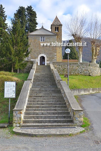 CASANO di LUNI - Nella piana tra Ortonovo e Nicola una lunga scalinata da accesso alla chiesetta romanica di San Martino