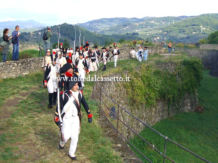 SARZANA (Napoleon Festival) - Soldati sfilano all'interno della Fortezza di Sarzanello