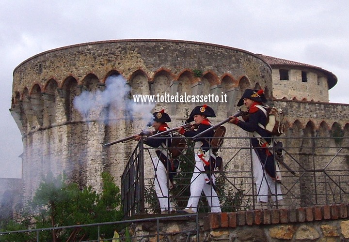SARZANA (Napoleon Festival) - Soldati sparano all'esterno della Fortezza della Cittadella