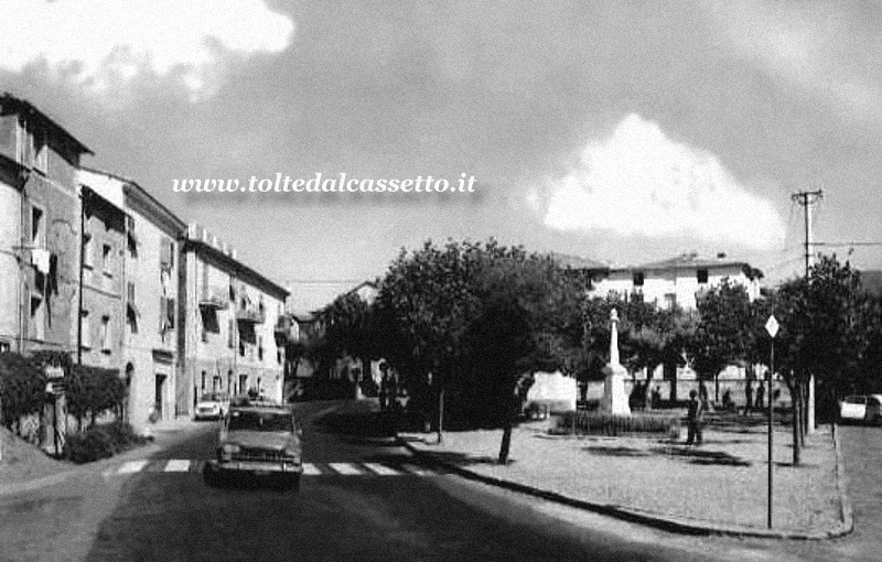 SANTO STEFANO DI MAGRA - Vista sud di Piazza Garibaldi con monumento ai Caduti della Guerra 1915-1918 (foto d'epoca)