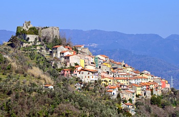 TREBIANO DI ARCOLA - Panorama con i ruderi del castello alla sommit del borgo