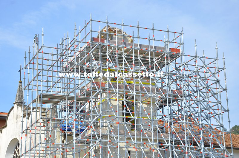 BEVERINO - Una gabbia metallica circonda il campanile della Chiesa di San Cipriano
