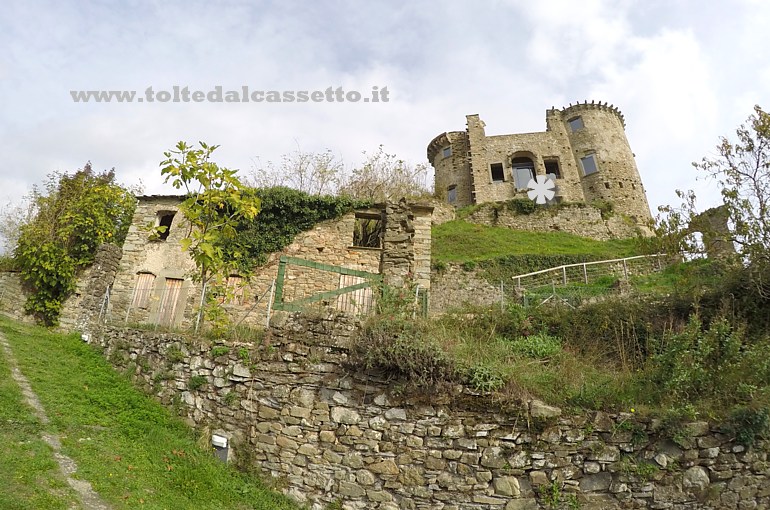 MADRIGNANO (Ottobre 2017) - Il restaurato Castello dei Malaspina domina il borgo dalla collinetta soprastante