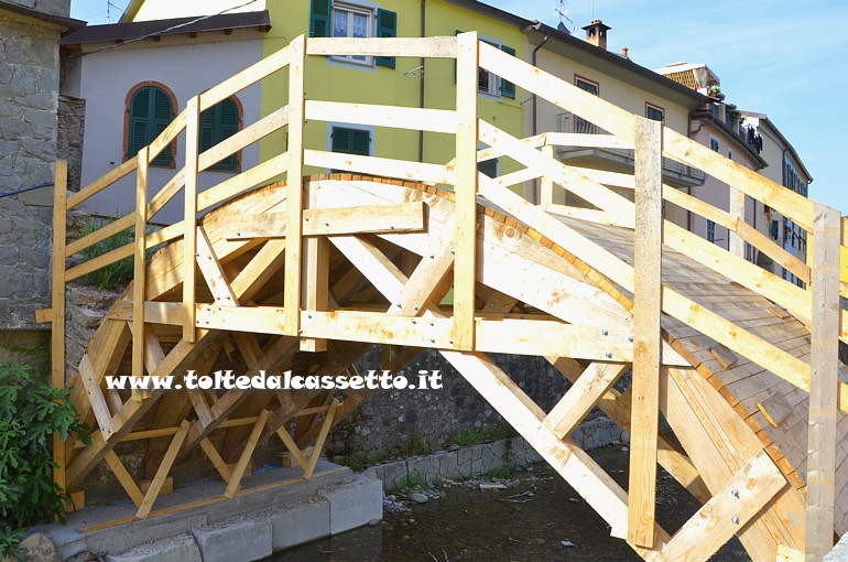PIGNONE (10 giugno 2018) - Collocata l'armatura in legno per modellare il Ponte Storico durante la ricostruzione