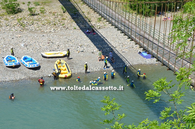FIUME VARA - Allievi di una scuola di rafting si esercitano in acqua dopo essere sbarcati con i loro gommoni presso il Ponte del Ramello