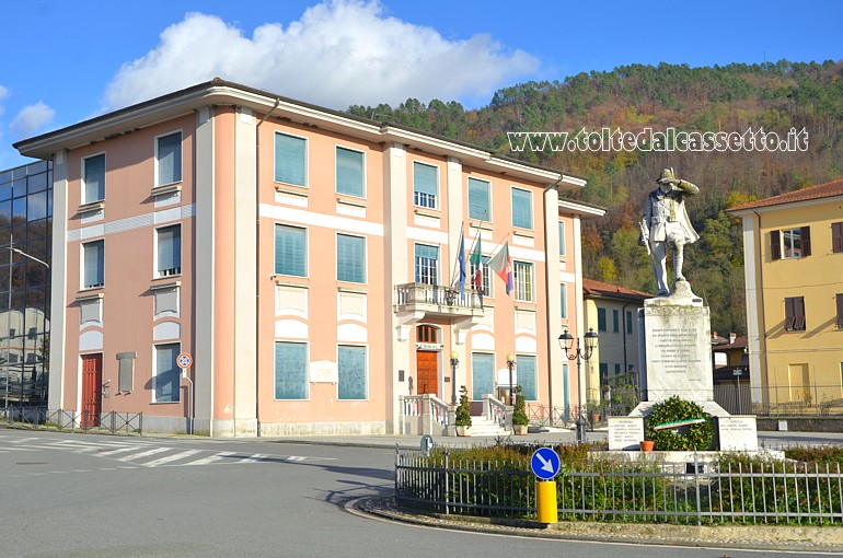 SESTA GODANO - Palazzo Comunale e Monumento ai Caduti in Guerra