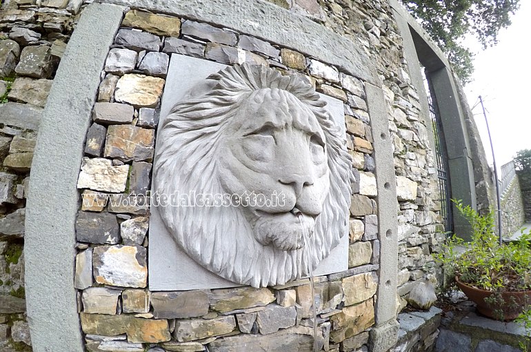 SUVERO di ROCCHETTA VARA - Il mascherone leonino della fontana di Piazza Torquato Malaspina
