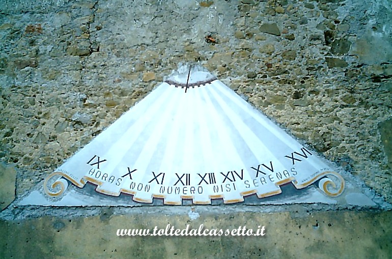 TIVEGNA - La meridiana che era posta sulla facciata sud dell'oratorio sconsacrato di Sant'Antonio