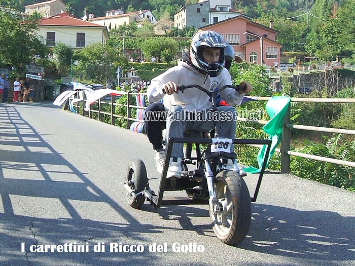 RICCO' DEL GOLFO - Un carrettino gommato biposto a tre ruote in dirittura d'arrivo della "Cronodiscesa Casella-Valdipino 2011"