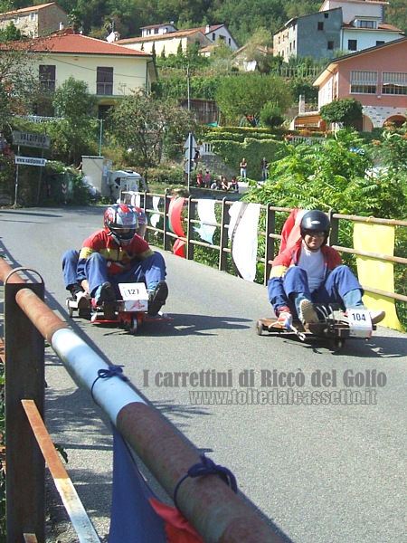RICCO' DEL GOLFO (Cronodiscesa Casella-Valdipino 2012) - Due tradizionali carrettini a cuscinetti si sfidano allo sprint in vista del traguardo
