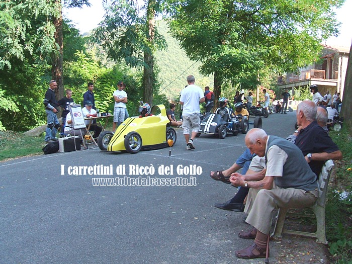 RICCO' DEL GOLFO (Cronodiscesa Casella-Valdipino 2012) - Sulla linea di partenza il carrettino gommato stile Formula 1 (n.118)