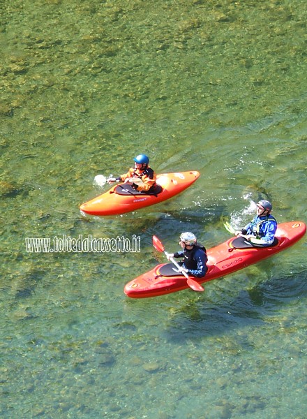 FIUME VARA - Due kayak scivolano su verdi e limpidissime acque. Sembra di essere alle Maldive, ma di acqua dolce