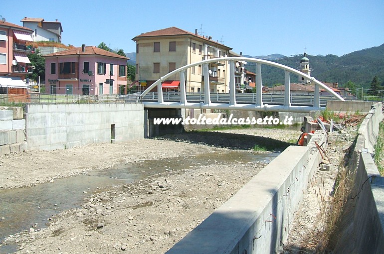 BORGHETTO VARA (12 luglio 2020) - L'alveo del torrente Pogliaschina si presenta senza il vecchio ponte sull'Aurelia che  stato smantellato