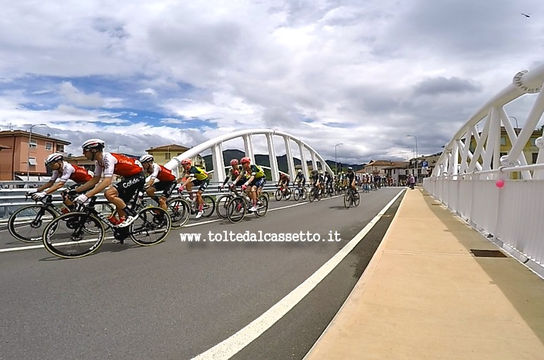 BORGHETTO VARA - Transito del Giro d'Italia sul nuovo ponte lungo la Statale n 1 Aurelia
