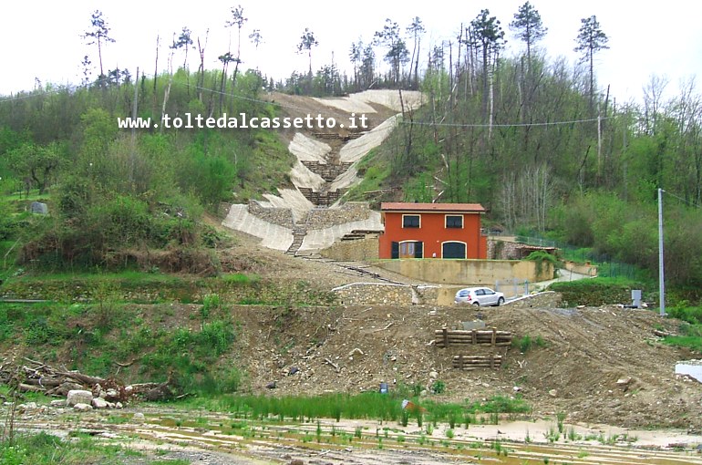 BORGHETTO VARA (21 aprile 2013) - Lungo un canalone scavato dall'acqua vengono allestite opere idrauliche per consolidare il terreno ed evitare altri movimenti franosi