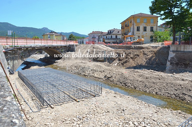 BORGHETTO VARA (28 maggio 2017) - Nell'alveo del torrente Pogliaschina, presso il ponte sulla Strada Statale n.1 Aurelia, sono in corso opere idrauliche per prevenire altre esondazioni