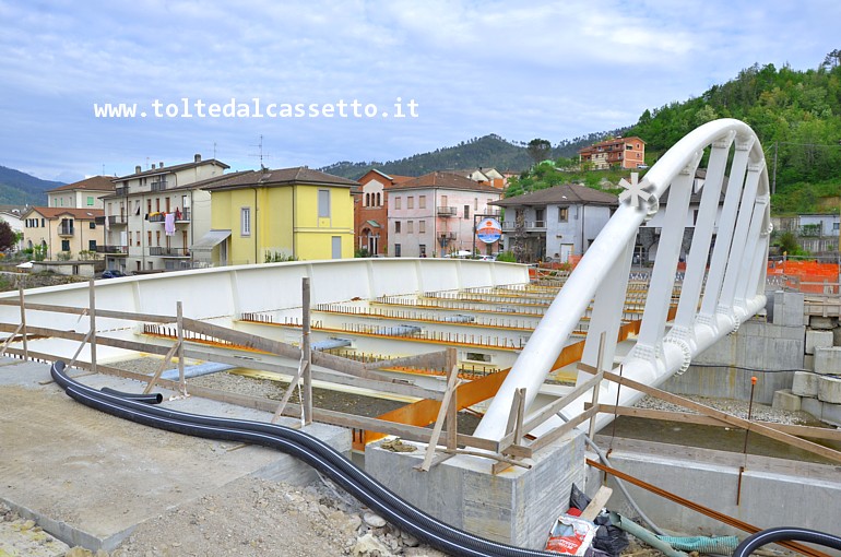 BORGHETTO VARA (29 aprile 2018) - Fase di costruzione delle arcate metalliche del nuovo ponte sul torrente Pogliaschina dal quale inizia la Strada Provinciale n.566 che conduce verso la citt di Brugnato