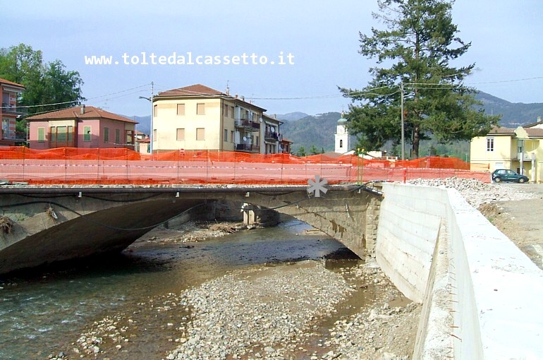 BORGHETTO VARA (28 aprile 2012) - Ricostruzione dell'argine destro del torrente Pogliaschina e ponte lungo la Strada Statale n.1 Aurelia