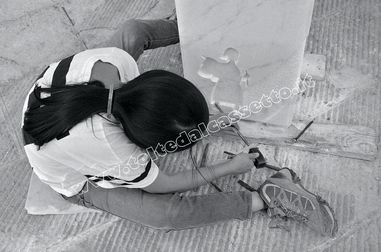 AVENZA DI CARRARA - L'artista cinese Susha Yang al lavoro durante il simposio di scultura "Tracce sulla Francigena"