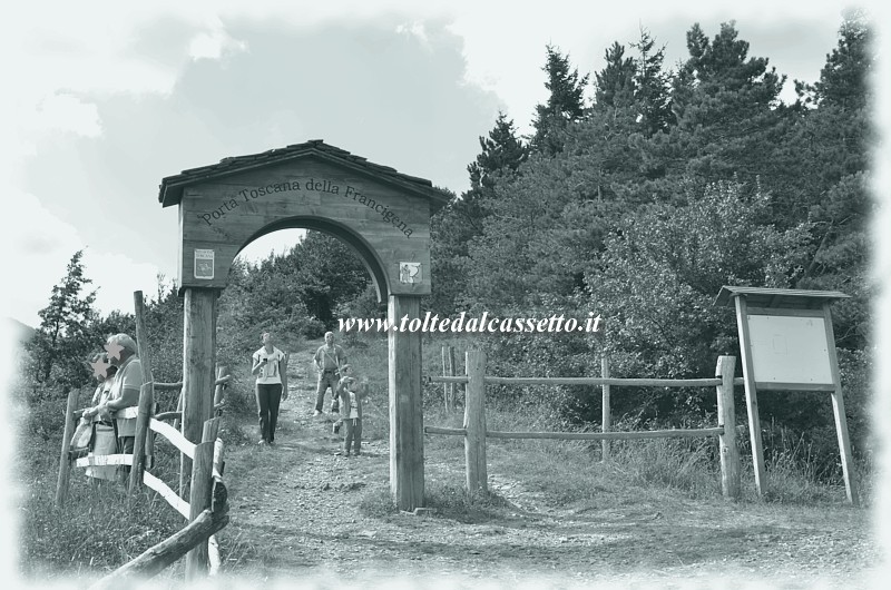 PASSO DELLA CISA - Arco in legno indicante che il valico  la "Porta Toscana della Via Francigena"