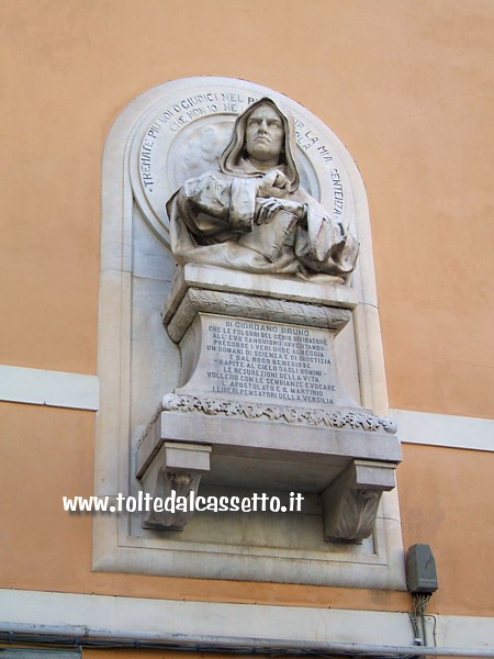 PIETRASANTA - Busto marmoreo a Giordano Bruno