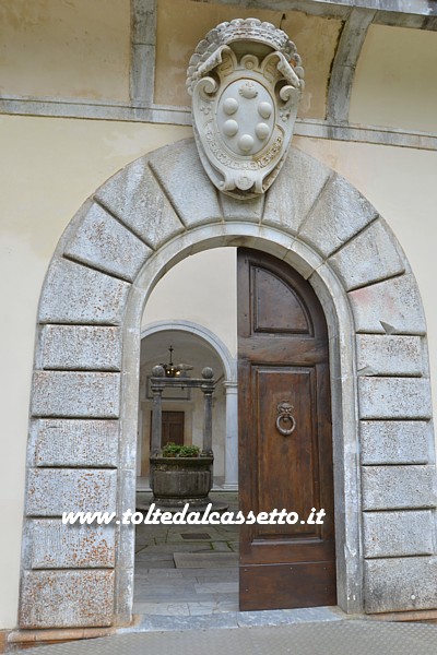 SERAVEZZA (Palazzo Mediceo) - Sul portale lo stemma dei Medici con il collare del Toson d'Oro