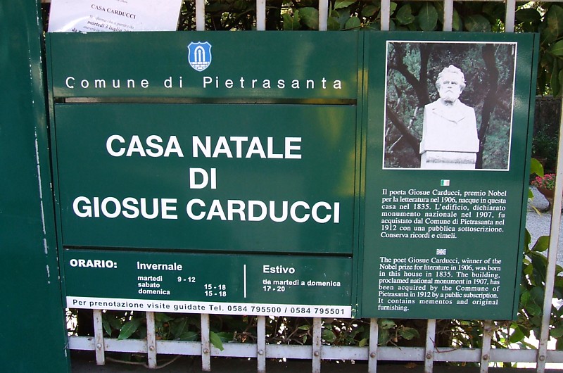 VALDICASTELLO CARDUCCI - Segnaletica (con info e orari di visita) indicante la casa natale del poeta Giosu Carducci
