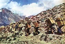 CONQUISTA DEL K2 - Ad oltre 3.500 metri di quota gli "sherpa" di Skardu seguono gli alpinisti italiani nella marcia di avvicinamento alla montagna...