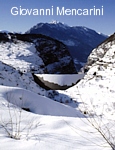 L'invaso e la diga del Vajont come sono oggi, in una foto invernale. Sotto la neve, massi e terra si sono sostituiti all'acqua, che all'epoca arretr di pi di 6 chilometri