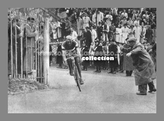 GIRO DI LOMBARDIA 1947 - Fausto Coppi irrompe sulla pista dell'Arenaccia acclamato dalla folla. Per lui ancora pochi metri prima della vittoria finale