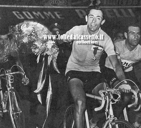 MILANO 1953 - Fausto Coppi durante il giro d'onore al Vigorelli dopo aver vinto il 36 Giro d'Italia