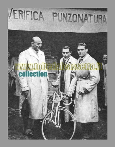GIRO DI LOMBARDIA 1947 - Alla punzonatura, i campioni nel lancio del disco Adolfo Consolini e Giuseppe Tosi si incontrano con Fausto Coppi (immagine della Publifoto)