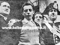 GIRO D'ITALIA 1952 - Fausto Coppi in Vaticano, affiancato da un cerimoniere e da una guardia svizzera, attende l'ora dell'udienza accordata ai "girini" dal Santo Padre