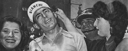 GIRO D'ITALIA 1952 (tappa Genova-Sanremo) - Alcune ragazze inseriscono dei fiori tra i capelli di Fausto Coppi che veste la maglia rosa