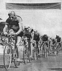 Campionato del Mondo di ciclismo su strada 1951: Ferdy Kubler guida il gruppetto dei fuggitivi che giunger al traguardo. Si riconoscono in 3a e 4a posizione gli italiani Bevilacqua e Minardi