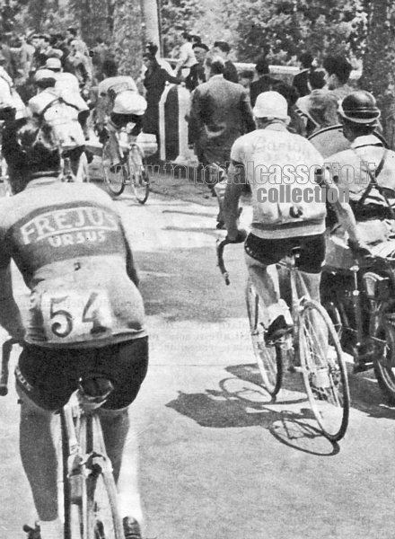Una curiosa immagine di GINO BARTALI che, durante un Giro d'Italia, viene "pizzicato" mentre si fa trainare da un poliziotto motociclista
