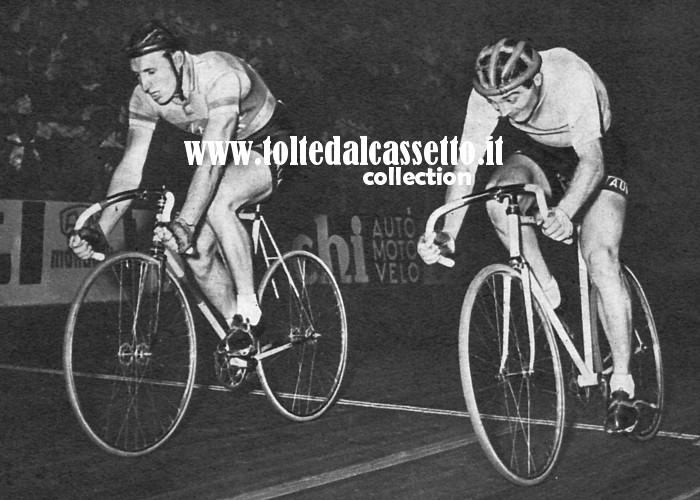 LUIGI CASOLA brucia allo sprint LORETTO PETRUCCI durante una riunione su pista organizzata al Vigorelli di Milano. Siamo nel dopo Tour de France 1951
