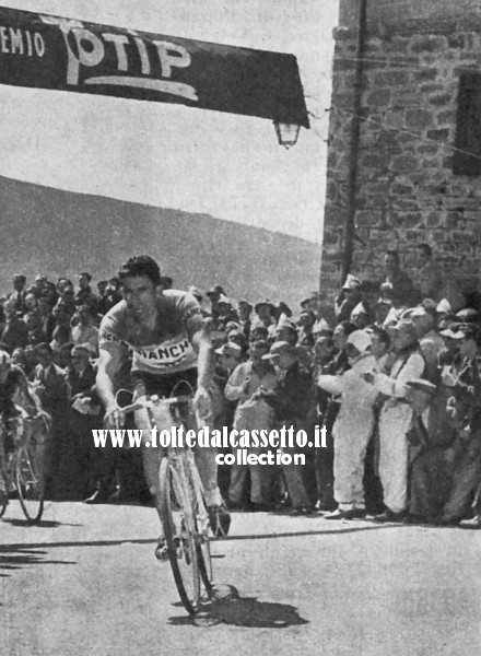 GIRO D'ITALIA 1952 (seconda tappa Bologna - Montecatini) - Raffaele Geminiani transita primo sul Gran Premio della Montagna dell'Abetone. A Montecatini sar terzo