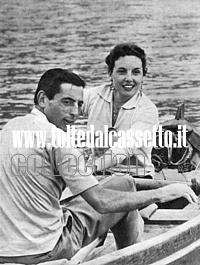 GIRO D'ITALIA 1954 - Sabato 5 giugno, nella giornata di riposo, Fausto Coppi si concede una gita in barca con l'avvenente Sida Angelo (foto Paolo Costa)