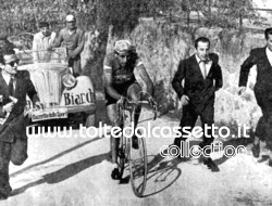 GIRO DI LOMBARDIA 1948 - Fausto Coppi in fuga solitaria sul Ghisallo, circondato da alcuni tifosi che tentano di seguirlo a piedi